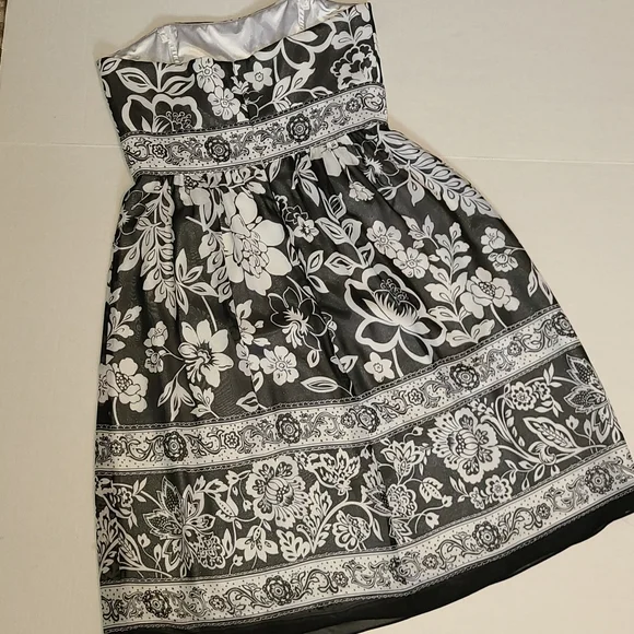 NWT White House Black Market WHBM Strapless black & white dress sz 2 168$ - Picture 3 of 5